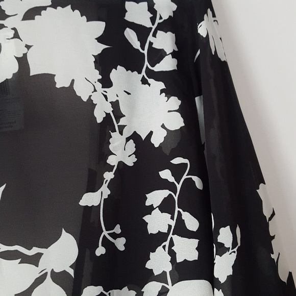 🆕️Floral Chiffon Wrap Top Size Medium - Picture 4 of 5